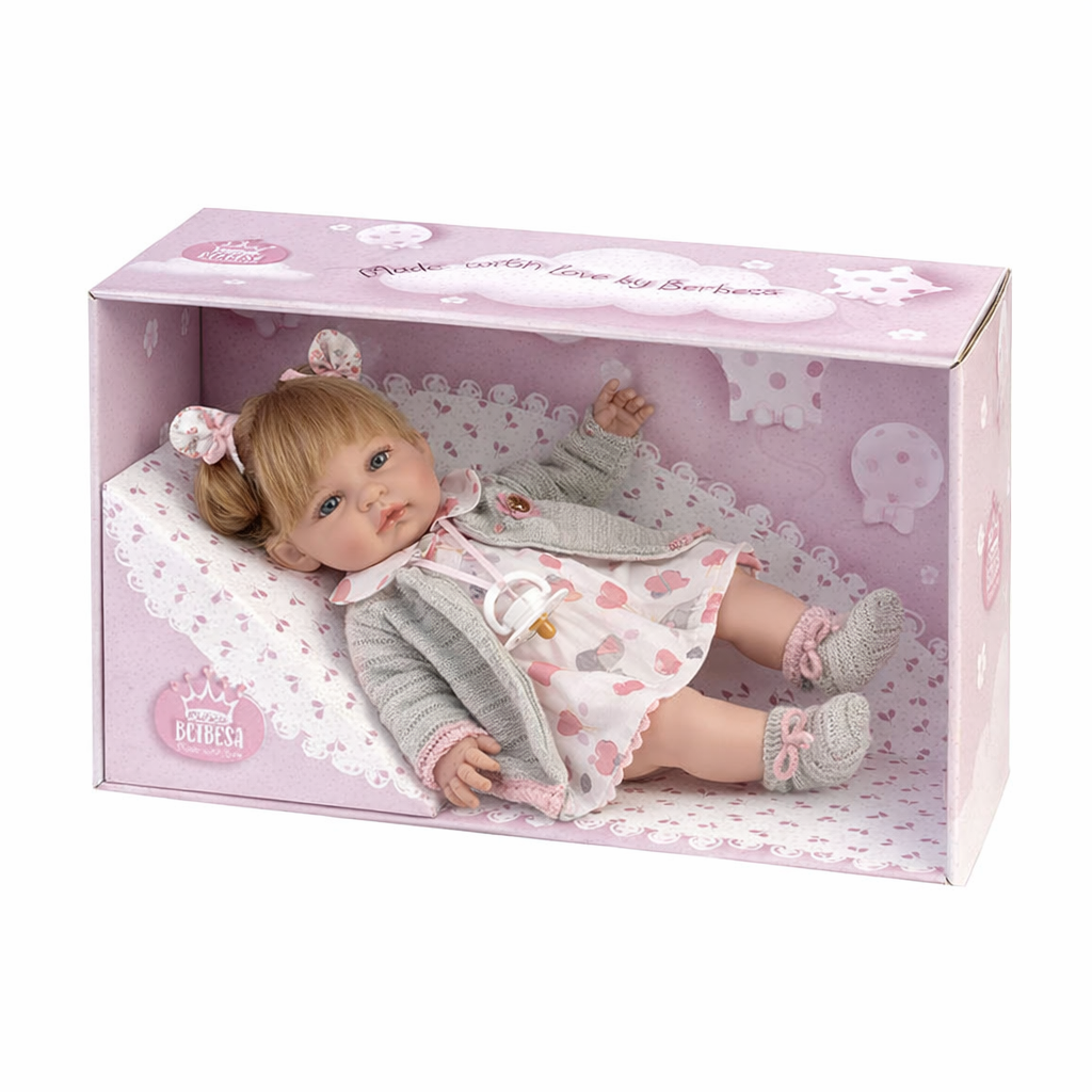 Muñeca Baby Coral con abriguito gris – 34 cm