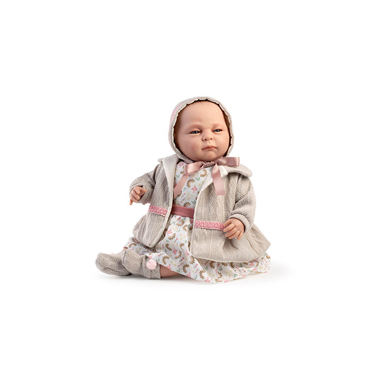 Muñeca Valeria con abrigo color arena y gorrito – 50 cm
